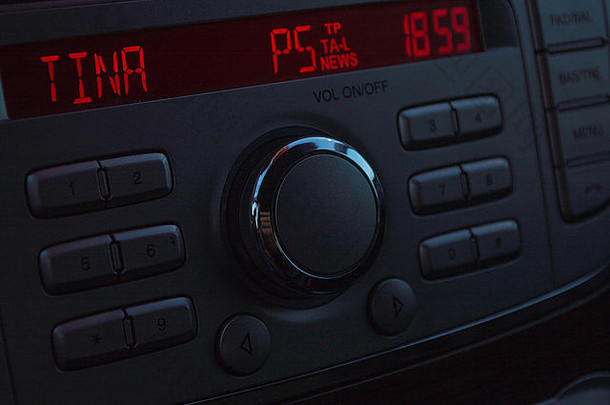 银色汽车收音机