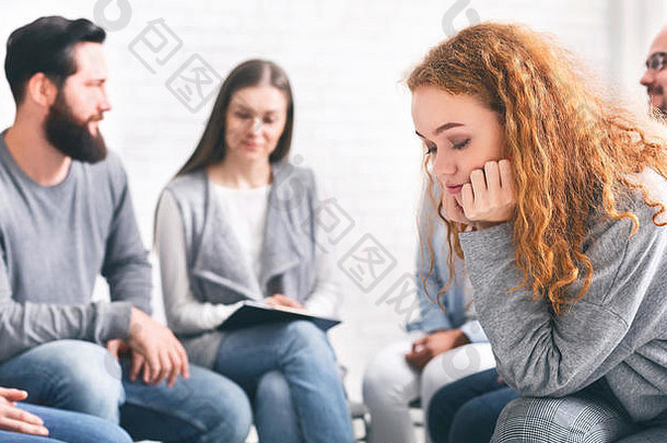 心烦意乱红色头发的人女人坐着集团治疗会话