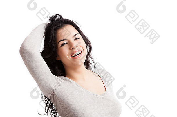 一位美丽的年轻女子在白色背景下独自大笑的肖像