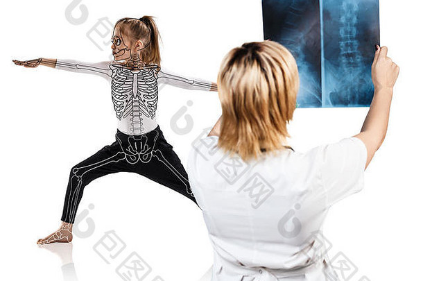 女医生给瑜伽姿势的小女孩照x光片。