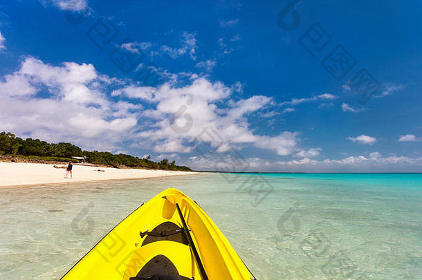 在美丽的热带海滩上，白色的沙滩，绿松石色的海水和蔚蓝的天空，五颜六色的皮艇