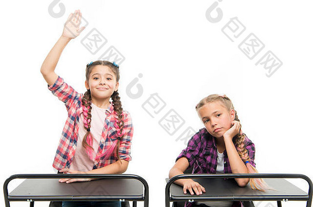 回到学校。可爱的孩子举手坐在白色的桌子旁。接受<strong>义务教育</strong>的小女生。小孩子喜欢在家上学。受教育年限。
