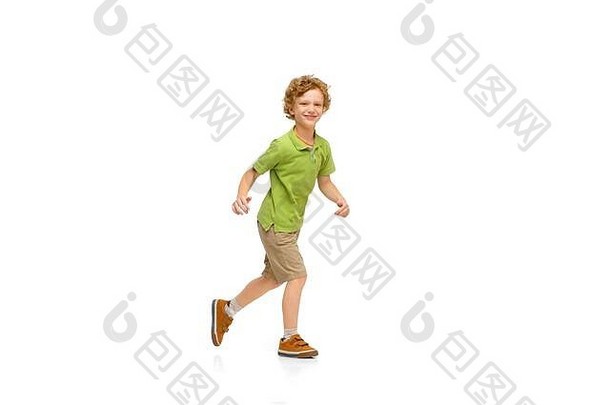快乐的孩子，一个情绪化的白人小男孩，在白色背景下独立地跳跃和奔跑。看起来快乐、开朗、真诚。广告空间。童年，教育，快乐的概念。