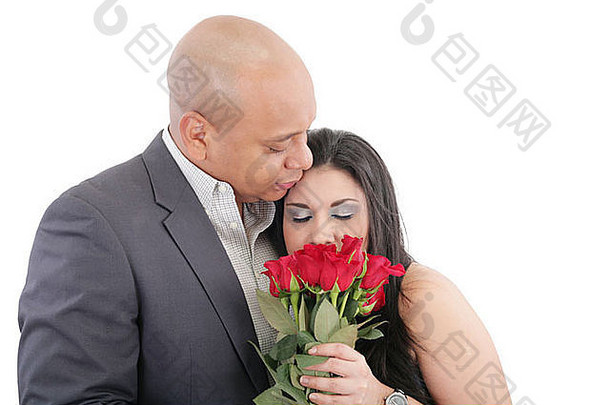 女人享受气味花束玫瑰快乐夫妇爱情人节一天概念