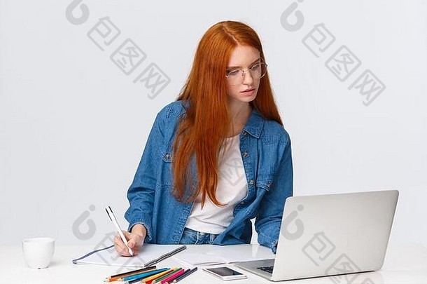 灵感工作艺术概念集中忙可爱的红色头发的人女眼镜写作笔记移动PC网站在线