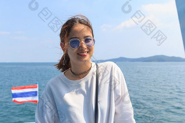 亚洲美丽的时髦女人在去岛的船上微笑。在泰国罗勇的Ko Samet旅游度假。