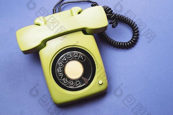 带<strong>手机</strong>的经典<strong>手机</strong>。复古绿色电话，电话接收器在彩色背景上隔离。旧的通讯技术。拷贝空间