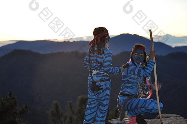 2名年轻的阿凡达女孩凯蒂里和费提里在黄昏前从地球上长途旅行抵达乌拉普山，并在畜栏岩享受日出