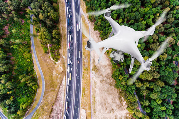 徘徊无人机采取图片高速公路森林荷兰