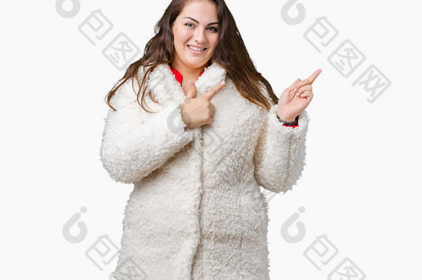 美丽的大小年轻的女人穿冬天羊外套孤立的背景微笑相机指出手finge