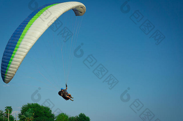 滑翔伞天空使机动极端的体育运动多风的天观察滑翔伞空气悬崖安塔利亚城市说女朋友