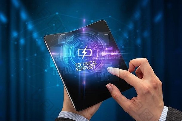 商人手持可折叠智能手机，上面刻有工业4.0字样，新技术概念技术支持