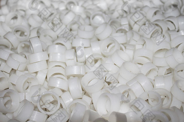 大量白色滑动摩擦轴承作为塑料工业最终产品的一部分