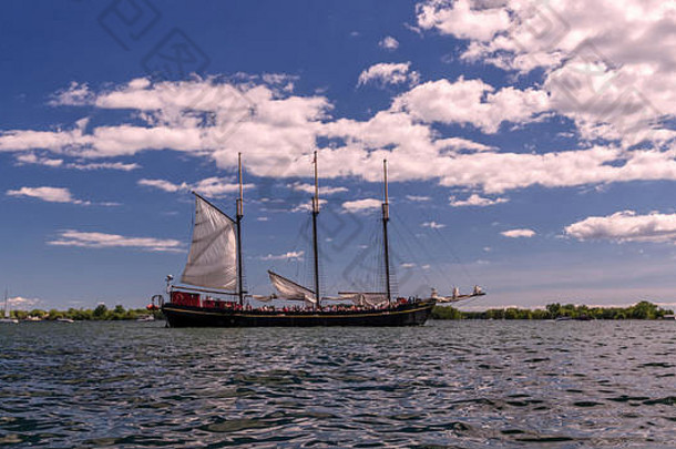 加拿大安大略省多伦多—2019 06 30:Kajama tall船在多伦多港水域航行。Kajama是一艘三桅前货船