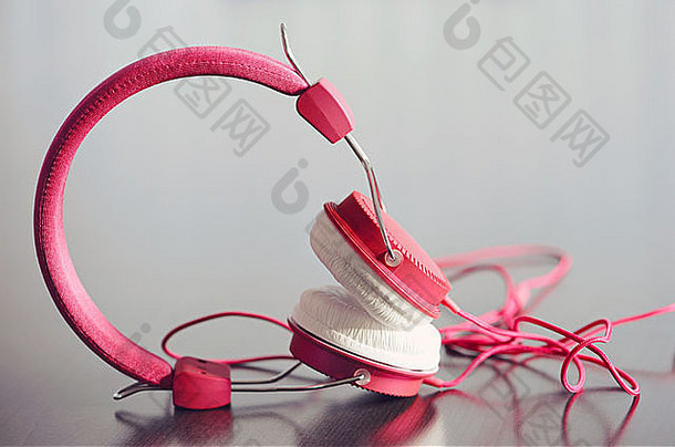 桌上的粉色时尚耳机