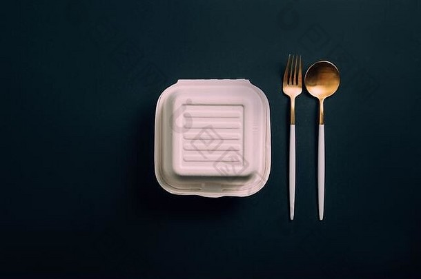 健康的食物概念白色burguer包装关闭金叉勺子纸板午餐盒子办公室黑色的Backgorund