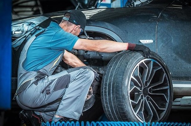 现代汽车制动器由专业汽车修理工进行检查。经销商维修中心。汽车工业。