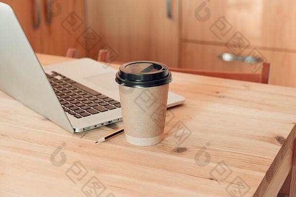 cappuchino纸纸板杯桌子上移动PC咖啡