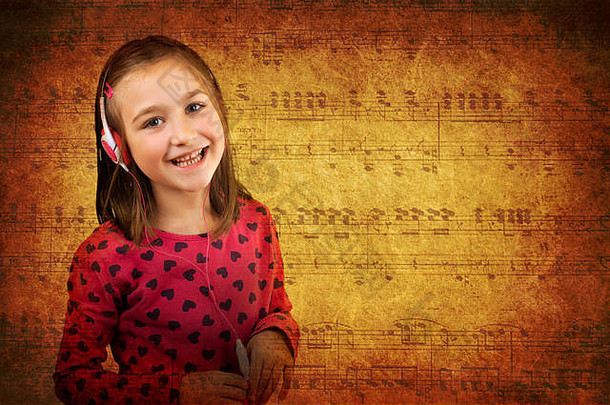 戴着耳机的快乐小女孩听音乐很开心。复古格伦格纸制音符背景。