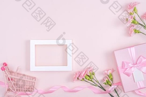 母亲节、情人节背景设计理念，粉彩粉色桌面上美丽的粉色康乃馨花束，俯视，平面布置，空间。