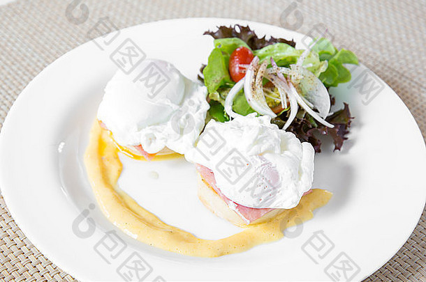 本笃蛋-早餐有烤英式松饼、火腿、水煮蛋和美味的奶油荷兰酱