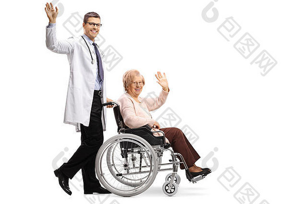 一位年轻男医生挥手推着轮椅上的一位老妇人的全长侧面照片，在白色背景上孤立地挥手