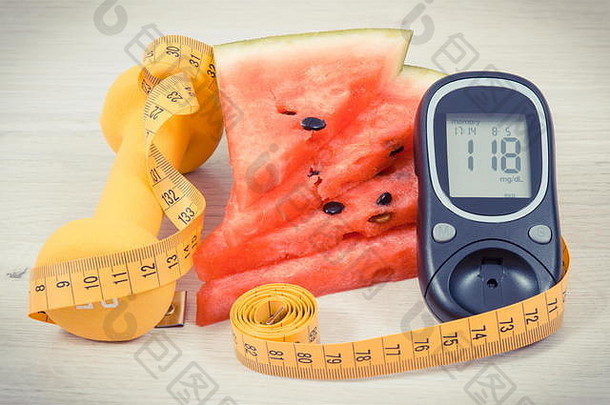 血糖仪用于测量血糖水平，显示结果，西瓜含有矿物质，卷尺带哑铃用于健身，<strong>糖尿病的</strong>概念