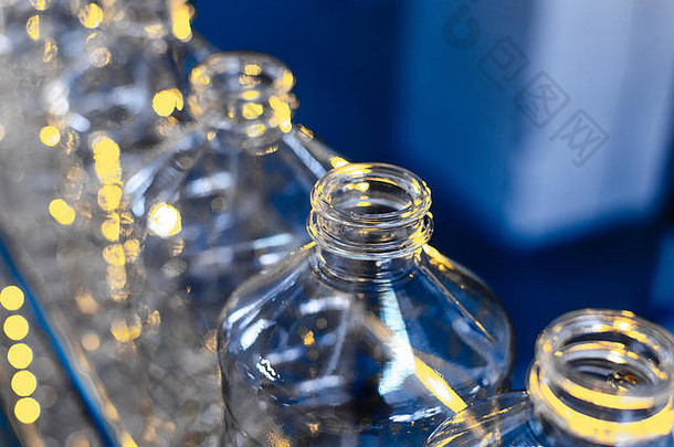 瓶子工业生产塑料pet瓶。生产聚乙烯瓶的工厂生产线。透明食品包装。