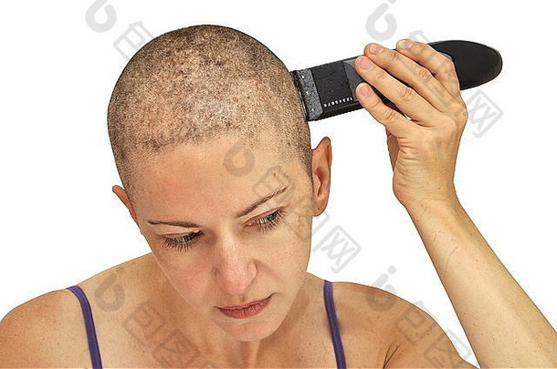 女人用左手剃自己的秃头，特写，白色的隔离。