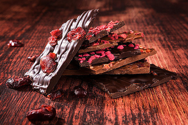 木质背景上的黑色美味巧克力。奢华的巧克力饮食。