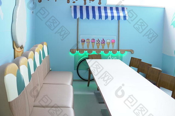 蓝色房间的桌子上放着冰淇淋