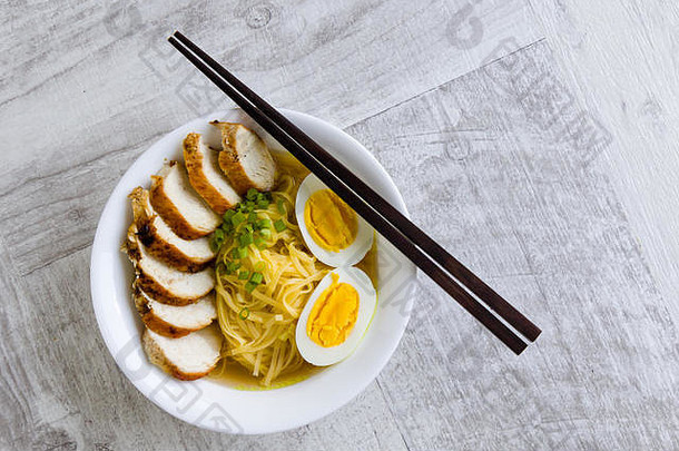 日本拉面白碗鸡煮蛋汤