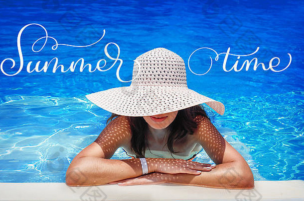 戴着白帽子的年轻女子在游泳池里休息，给<strong>夏日</strong>发短信。书法刻字<strong>手绘</strong>