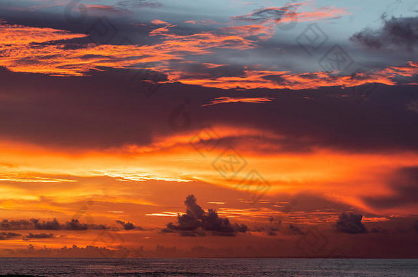 雄伟的色彩斑斓的热带日落令人惊异的红色的橙色粉红色的云热带背景