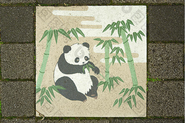 在Koishikawa Korakuen公园街，用可爱的熊猫吃竹叶装饰的日本瓷砖。