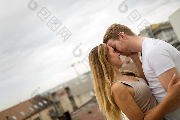 浪漫的夫妇爱接吻屋顶