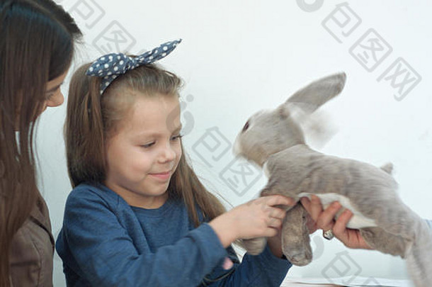 儿科医生用兔子玩具安抚小女孩病人