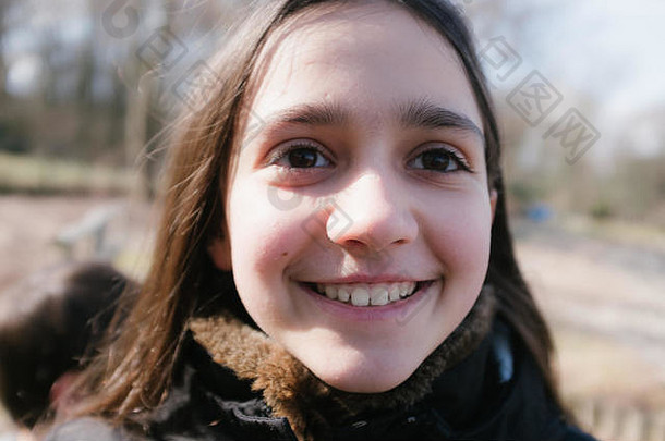 十岁女孩在户外微笑的画像