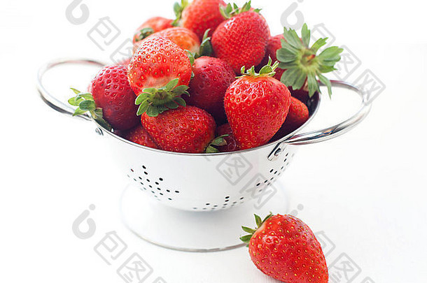 草莓在白色的drushlake隔离背景中