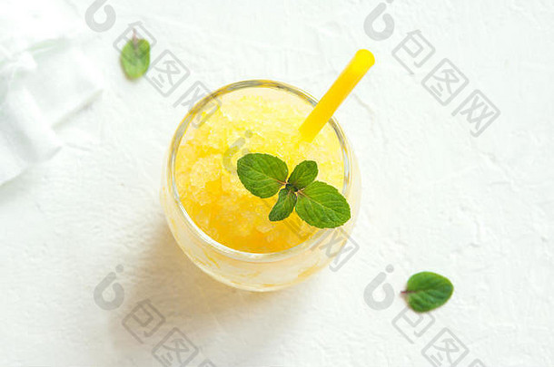放在白色桌子上的柠檬冻花岗岩浆饮料。意大利Granita甜点，清爽夏日雪泥饮料。