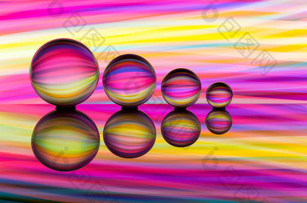 由四个算命师玻璃球组成的抽象行，背景为彩色
