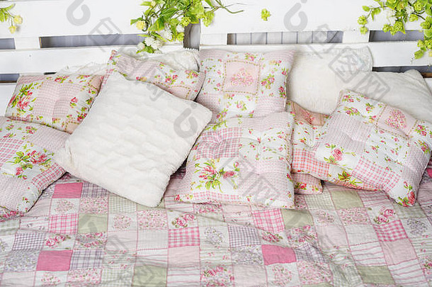 床上的枕头和毯子是乡村风格的