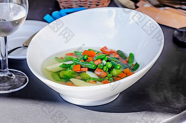 蔬菜汤豆子胡萝卜白色椭圆形板