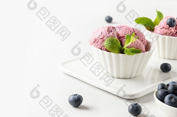 <strong>蓝莓冰淇淋</strong>，雪糕放在碗里放在白色的。文本的空间。