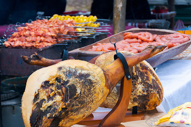 乌克兰赫查—2018年1月27日：猪肉屠夫大赛。桌上的猪肩也叫哈蒙德。香肠和烤肉在远处