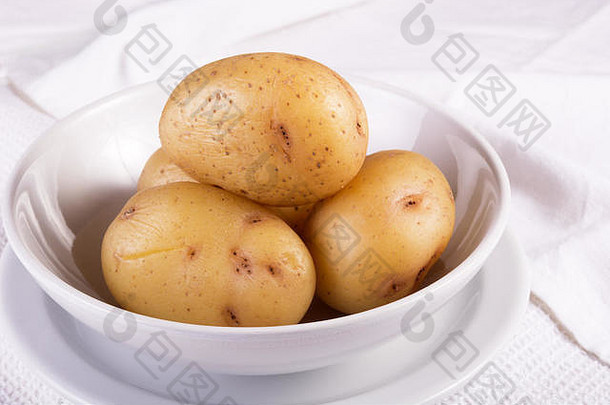 白碗里的煮茄克土豆