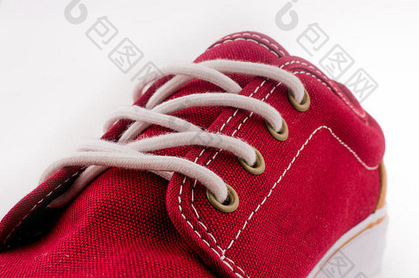 白色背景的酷炫红色鞋款