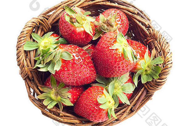 新鲜采摘的<strong>草莓</strong>放在一个小篮子里