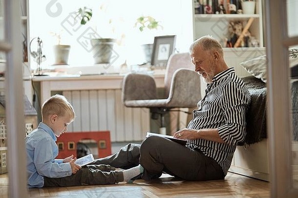 祖父追忆青年看照片专辑孙子玩数字平板电脑