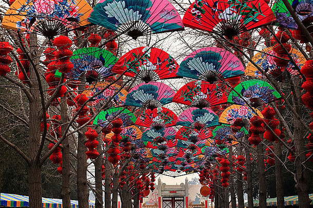 纸扇吉祥红灯笼中国农历新年装饰石门地坛公园，北京，中国
